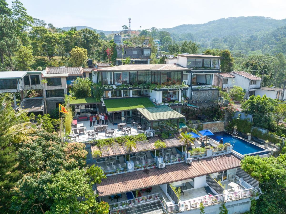 Hotel The Theva Residency Kandy Esterno foto