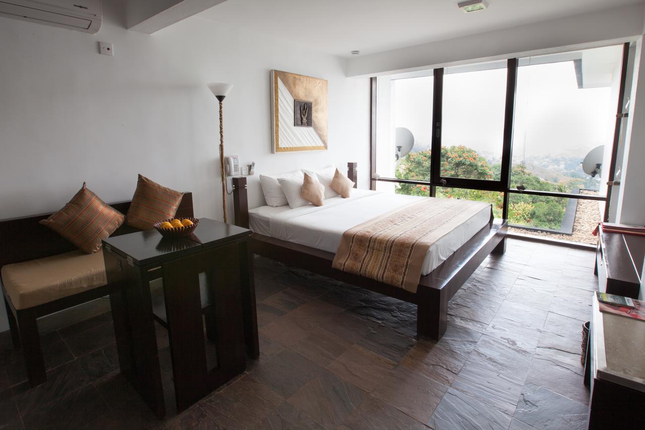 Hotel The Theva Residency Kandy Esterno foto