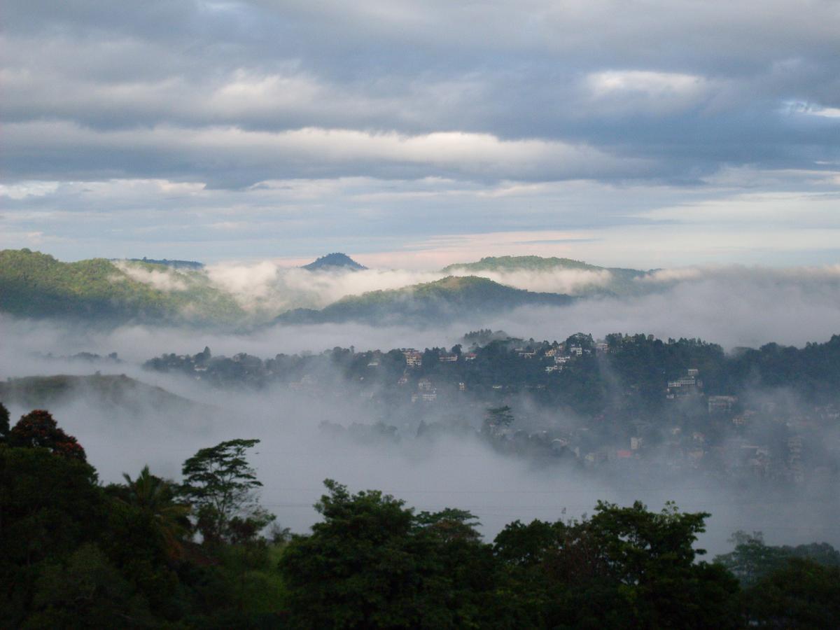 Hotel The Theva Residency Kandy Esterno foto