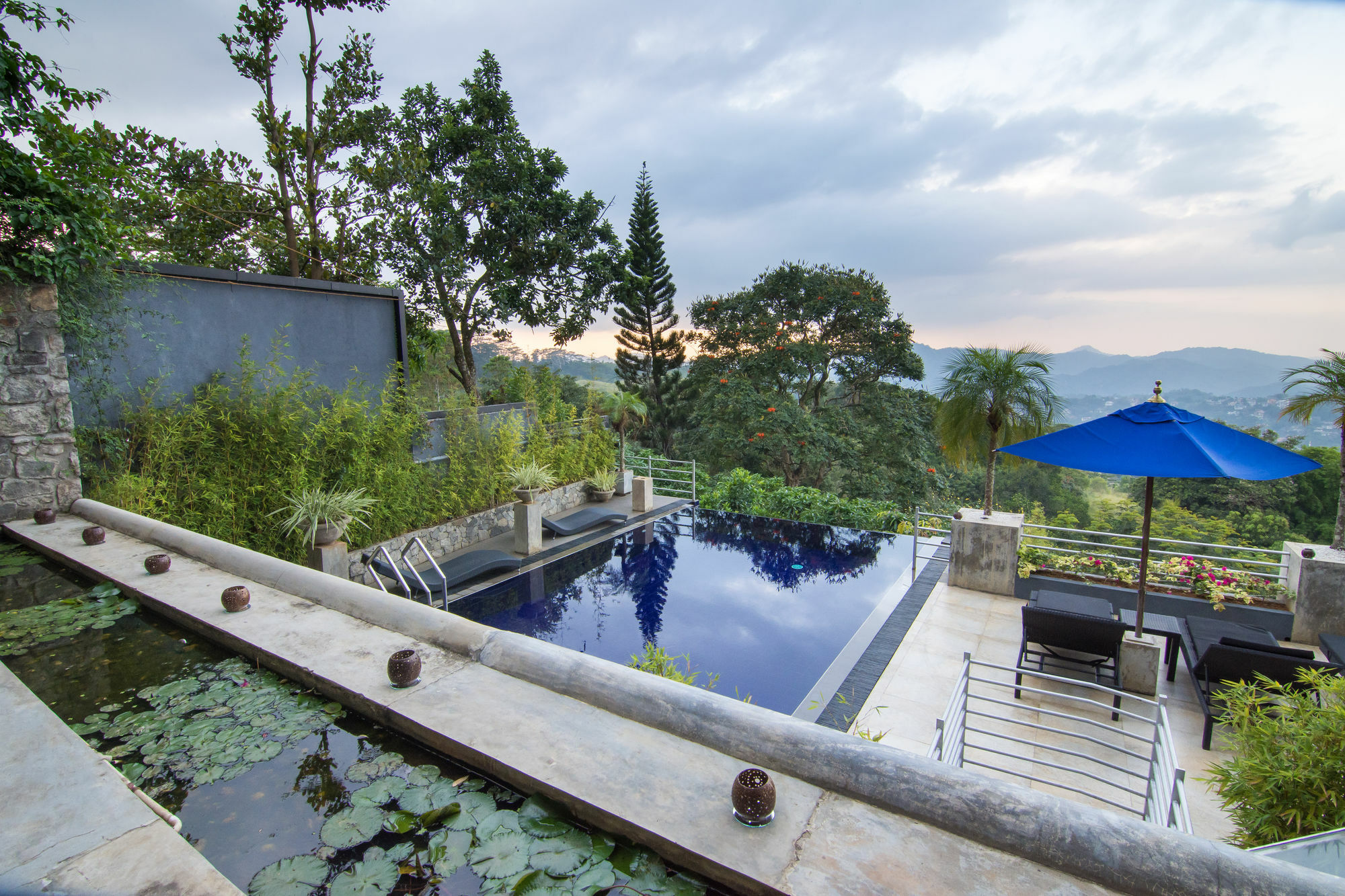 Hotel The Theva Residency Kandy Esterno foto