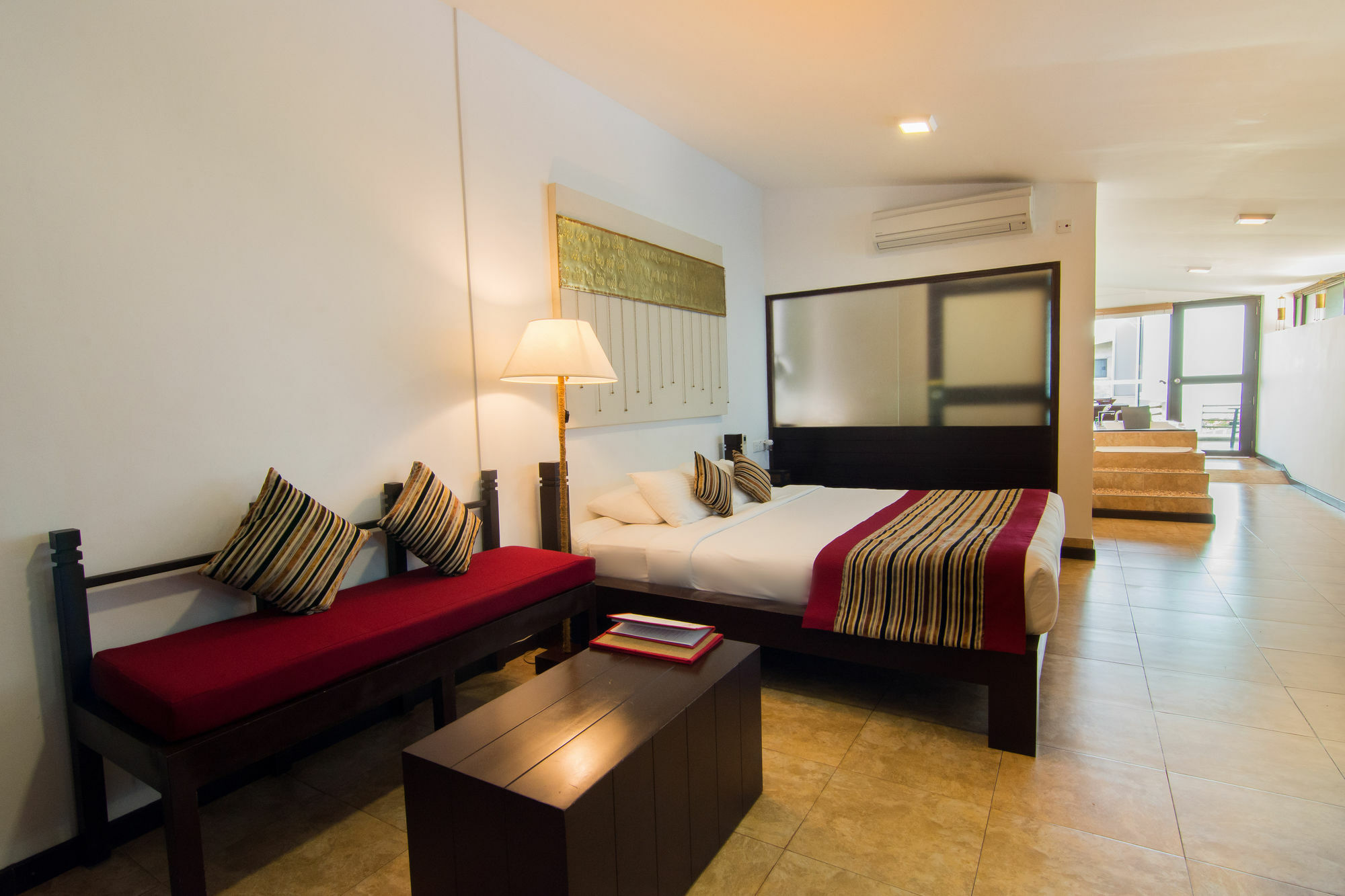 Hotel The Theva Residency Kandy Esterno foto